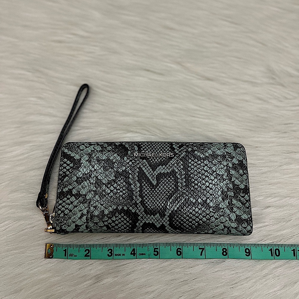 MICHAEL KORS - GREEN PYTHON EMBOSSED LEATHER JET SET CONTINENTAL LONG ZIP WALLET - Picture 9 of 13